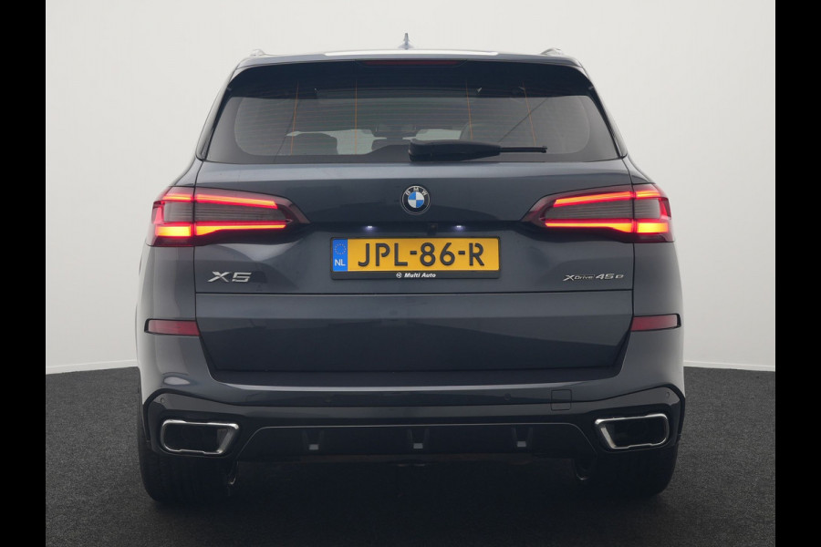 BMW X5 xDrive45e M Sport Plug In Hybrid 395pk Dealer O.H. PHEV | Trekhaak Af Fabriek | Panodak | Soft Close | Luchtvering | 360 Camera | Adaptive Cruise | Harman & Kardon | Lederen Comfortstoelen Memory & Verwarmd | Blis | M Sportstuur Verwarmd |