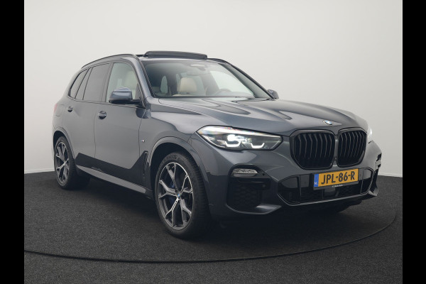 BMW X5 xDrive45e M Sport Plug In Hybrid 395pk Dealer O.H. PHEV | Trekhaak Af Fabriek | Panodak | Soft Close | Luchtvering | 360 Camera | Adaptive Cruise | Harman & Kardon | Lederen Comfortstoelen Memory & Verwarmd | Blis | M Sportstuur Verwarmd |