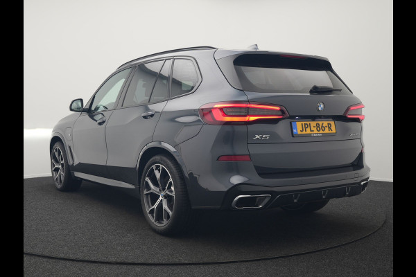BMW X5 xDrive45e M Sport Plug In Hybrid 395pk Dealer O.H. PHEV | Trekhaak Af Fabriek | Panodak | Soft Close | Luchtvering | 360 Camera | Adaptive Cruise | Harman & Kardon | Lederen Comfortstoelen Memory & Verwarmd | Blis | M Sportstuur Verwarmd |