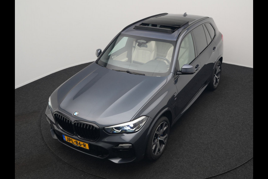 BMW X5 xDrive45e M Sport Plug In Hybrid 395pk Dealer O.H. PHEV | Trekhaak Af Fabriek | Panodak | Soft Close | Luchtvering | 360 Camera | Adaptive Cruise | Harman & Kardon | Lederen Comfortstoelen Memory & Verwarmd | Blis | M Sportstuur Verwarmd |