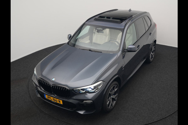BMW X5 xDrive45e M Sport Plug In Hybrid 395pk Dealer O.H. PHEV | Trekhaak Af Fabriek | Panodak | Soft Close | Luchtvering | 360 Camera | Adaptive Cruise | Harman & Kardon | Lederen Comfortstoelen Memory & Verwarmd | Blis | M Sportstuur Verwarmd |