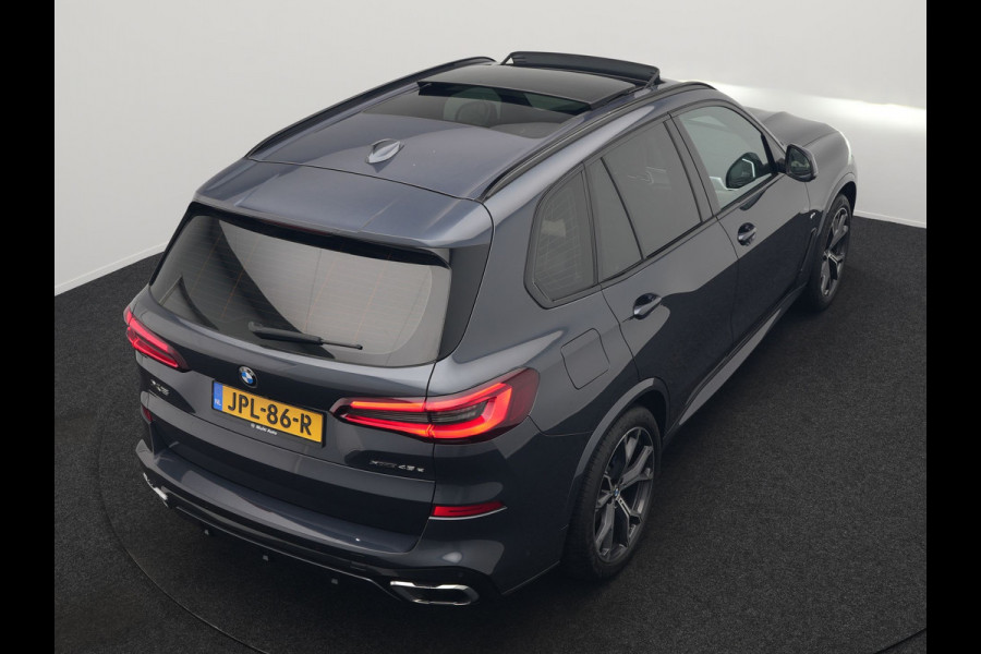 BMW X5 xDrive45e M Sport Plug In Hybrid 395pk Dealer O.H. PHEV | Trekhaak Af Fabriek | Panodak | Soft Close | Luchtvering | 360 Camera | Adaptive Cruise | Harman & Kardon | Lederen Comfortstoelen Memory & Verwarmd | Blis | M Sportstuur Verwarmd |
