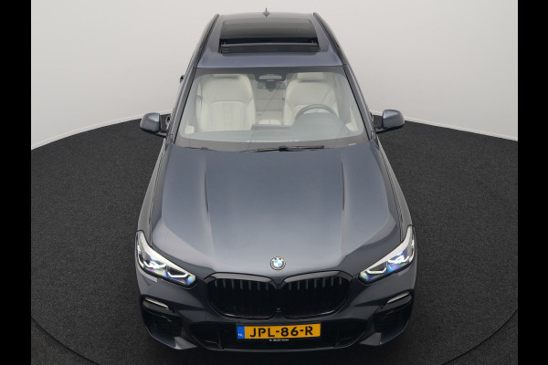 BMW X5 xDrive45e M Sport Plug In Hybrid 395pk Dealer O.H. PHEV | Trekhaak Af Fabriek | Panodak | Soft Close | Luchtvering | 360 Camera | Adaptive Cruise | Harman & Kardon | Lederen Comfortstoelen Memory & Verwarmd | Blis | M Sportstuur Verwarmd |