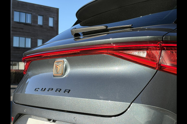 CUPRA Leon Sportstourer 1.4 e-Hybrid Business 204pk PHEV | Achteruitrijcamera | Winterset! | Side-Assist | Navigatie | Climate control |  Stoel- & Stuurverwarming | 18" lichtmetalen velgen |