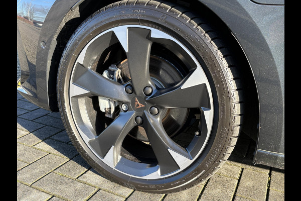 CUPRA Leon Sportstourer 1.4 e-Hybrid Business 204pk PHEV | Achteruitrijcamera | Winterset! | Side-Assist | Navigatie | Climate control |  Stoel- & Stuurverwarming | 18" lichtmetalen velgen |
