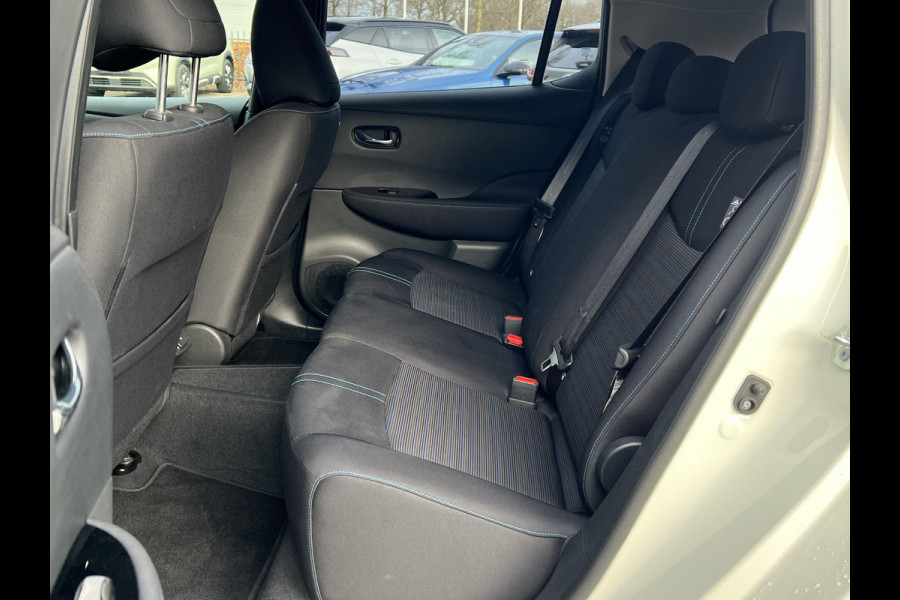 Nissan Leaf Acenta 40 kWh VAN: €15.900,- VOOR: €13.877,- UW EINDEJAARSVOORDEEL: €2.023| CAMERA| CARPLAY/ ANDROID AUTO|  RIJKLAARPRIJS INCL. 12 MND BOVAG GARANTIE|