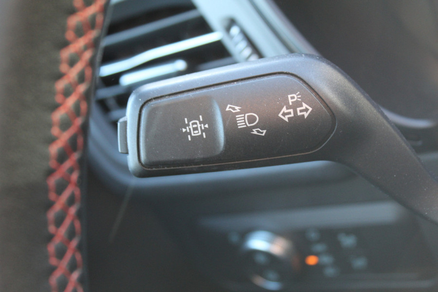 Ford Kuga 1.5 EcoBoost ST-Line X , 150pk , 1800kg Trekgewicht Climate control , Navigatie , Trekhaak , Cruise control , Bleutooth