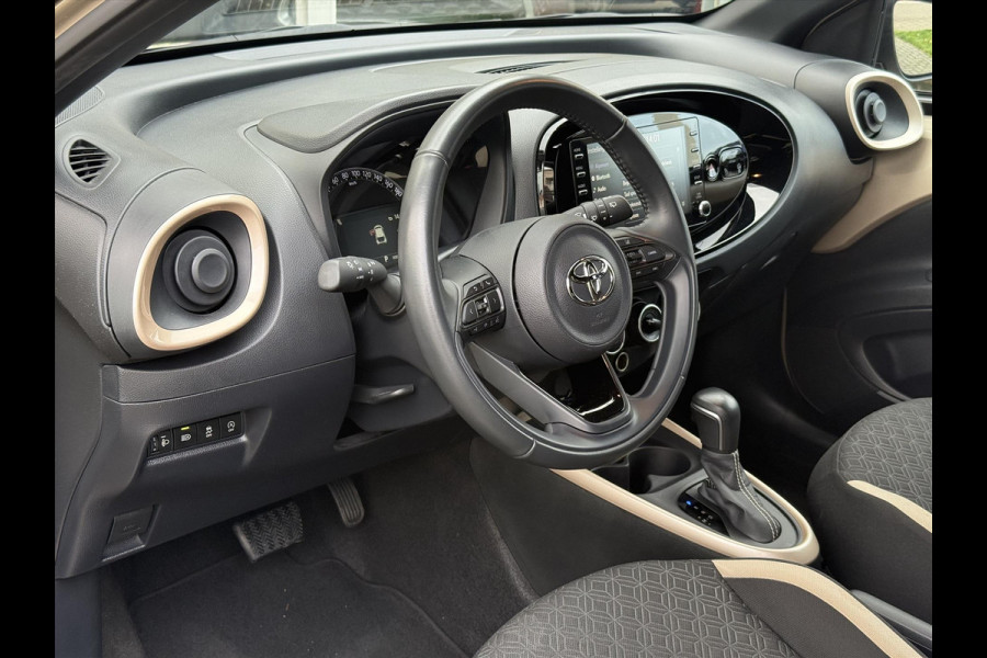 Toyota Aygo X 1.0 VVT-i Pulse Automaat | Stoelverwarming, Apple CarPlay/Android auto, Bi-Tone, Parkeercamera, Lichtmetalen velgen