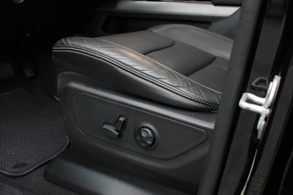 Dodge Ram 5.7 V8 HEMI 1500 BLACK EDITION / 100DKM / DIRECT RIJDEN / APPLE CARPLAY / 22 INCH / FULL BLACK / RED-LINE / SPORT / PANO