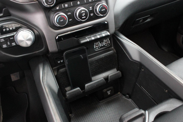 Dodge Ram 5.7 V8 HEMI 1500 BLACK EDITION / 100DKM / DIRECT RIJDEN / APPLE CARPLAY / 22 INCH / FULL BLACK / RED-LINE / SPORT / PANO