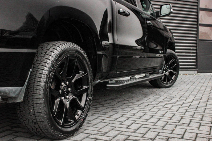 Dodge Ram 5.7 V8 HEMI 1500 BLACK EDITION / 100DKM / DIRECT RIJDEN / APPLE CARPLAY / 22 INCH / FULL BLACK / RED-LINE / SPORT / PANO