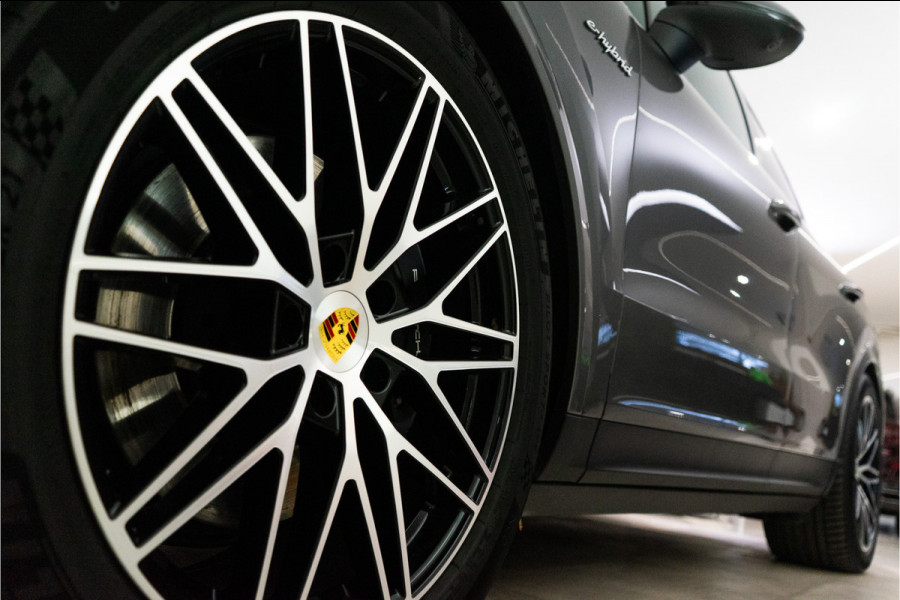 Porsche Cayenne Coupé 3.0 E-Hybrid 462PK | InnoDrive | Bose | Trekhaak | Sportchrono | VOL! Fabrieksgarantie