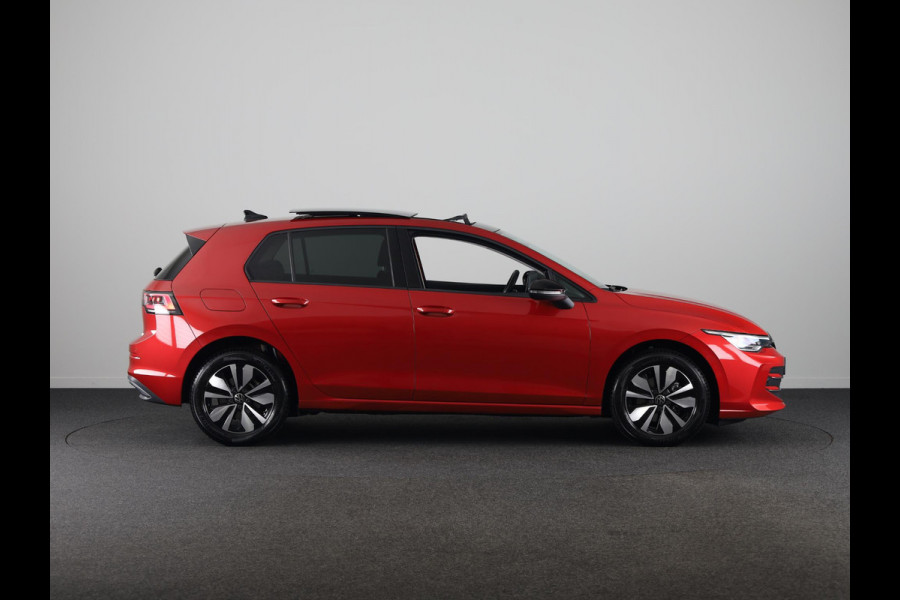 Volkswagen Golf 1.5 eTSI Life Edition GOAL 116 pk Automaat (DSG) | Verlengde garantie | Navigatie | Panoramadak | Parkeersensoren | Achteruitrijcamera | Stoelverwarming |