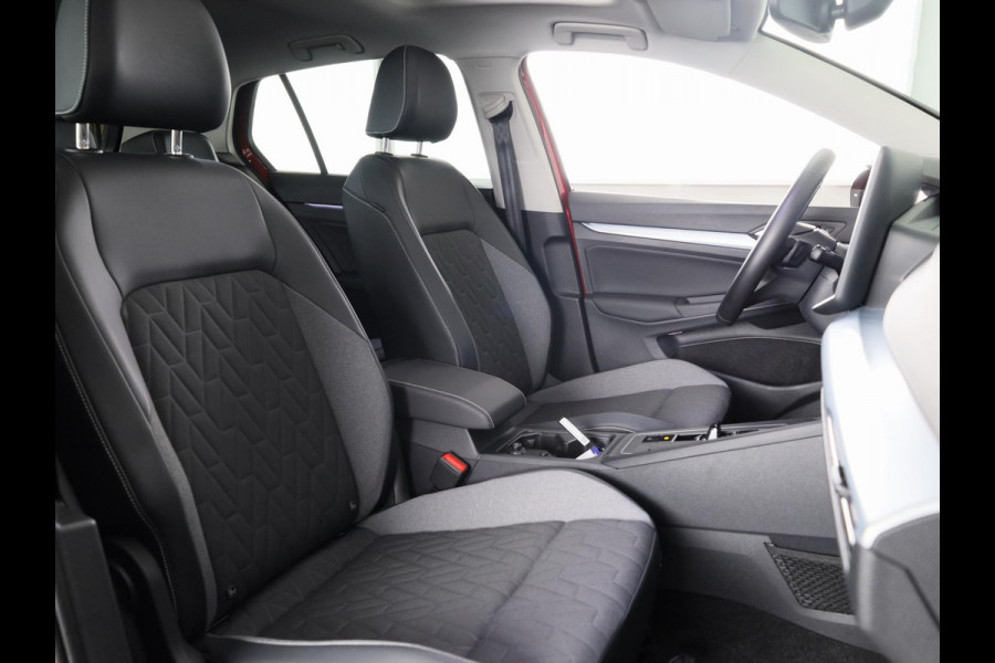 Volkswagen Golf 1.5 eTSI Life Edition GOAL 116 pk Automaat (DSG) | Verlengde garantie | Navigatie | Panoramadak | Parkeersensoren | Achteruitrijcamera | Stoelverwarming |