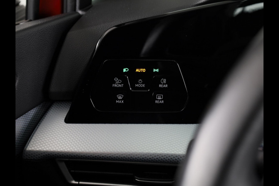Volkswagen Golf 1.5 eTSI Life Edition GOAL 116 pk Automaat (DSG) | Verlengde garantie | Navigatie | Panoramadak | Parkeersensoren | Achteruitrijcamera | Stoelverwarming |
