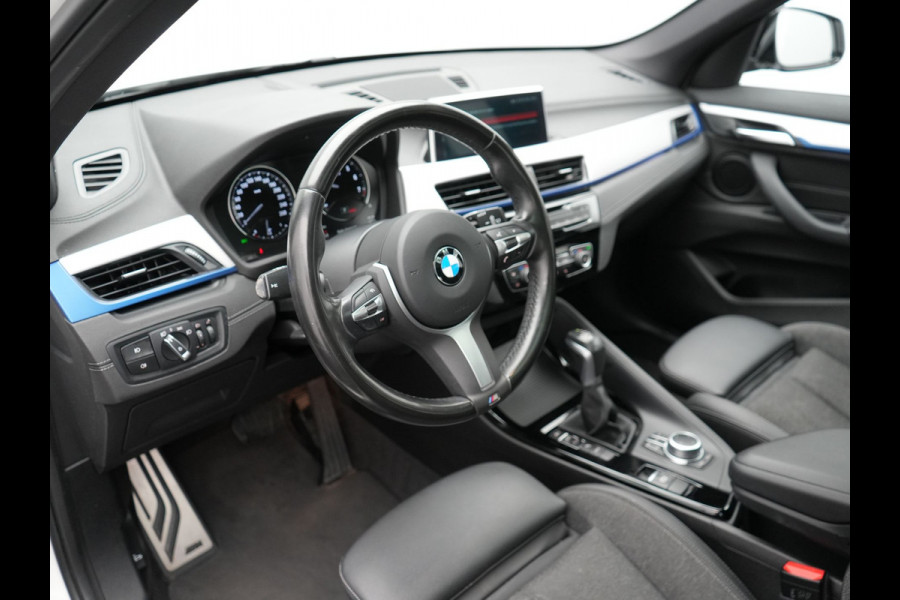 BMW X1 xDrive25e M Sport Plug in Hybrid 221pk Dealer O.H. | PHEV | Panodak | Apple Carplay | Sportstoelen Verwarmd | Sfeerverlichting | LED Koplampen | Navigatie | Cruise Control | DAB | M Stuur |
