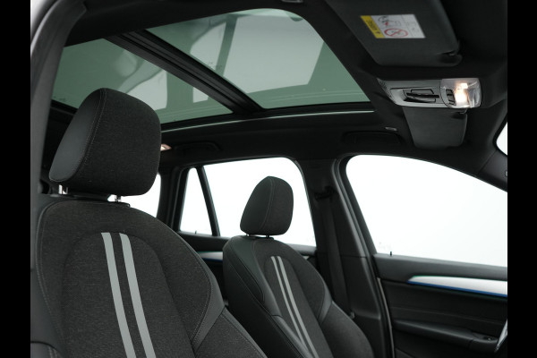 BMW X1 xDrive25e M Sport Plug in Hybrid 221pk Dealer O.H. | PHEV | Panodak | Apple Carplay | Sportstoelen Verwarmd | Sfeerverlichting | LED Koplampen | Navigatie | Cruise Control | DAB | M Stuur |