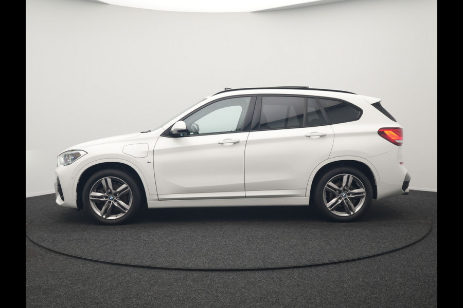 BMW X1 xDrive25e M Sport Plug in Hybrid 221pk Dealer O.H. | PHEV | Panodak | Apple Carplay | Sportstoelen Verwarmd | Sfeerverlichting | LED Koplampen | Navigatie | Cruise Control | DAB | M Stuur |
