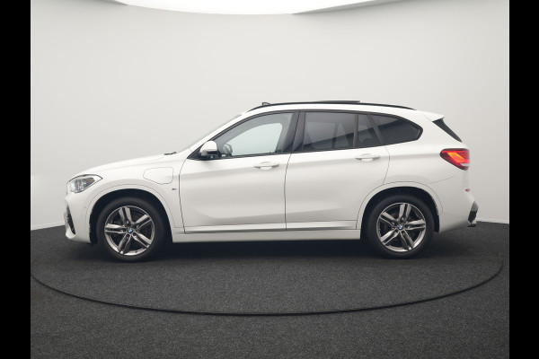 BMW X1 xDrive25e M Sport Plug in Hybrid 221pk Dealer O.H. | PHEV | Panodak | Apple Carplay | Sportstoelen Verwarmd | Sfeerverlichting | LED Koplampen | Navigatie | Cruise Control | DAB | M Stuur |