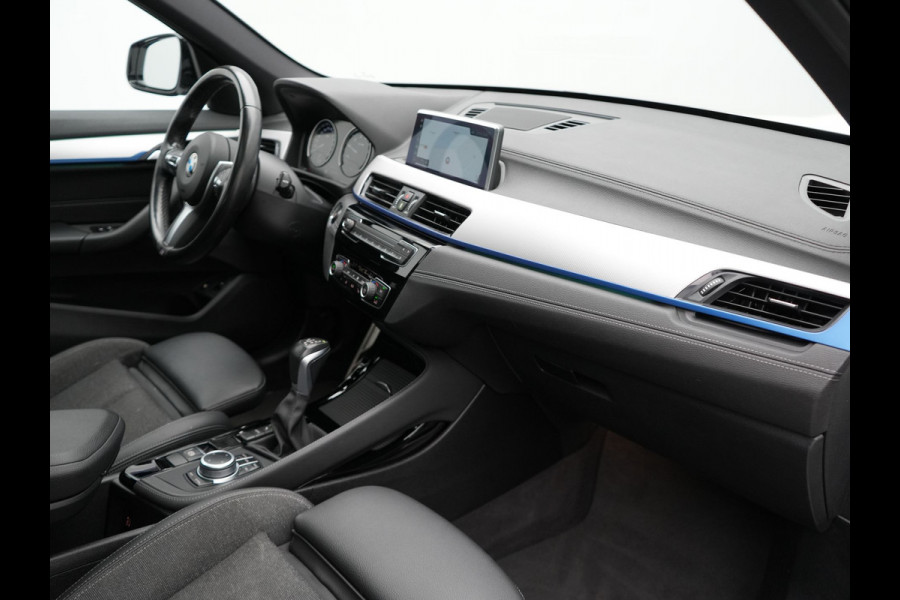 BMW X1 xDrive25e M Sport Plug in Hybrid 221pk Dealer O.H. | PHEV | Panodak | Apple Carplay | Sportstoelen Verwarmd | Sfeerverlichting | LED Koplampen | Navigatie | Cruise Control | DAB | M Stuur |