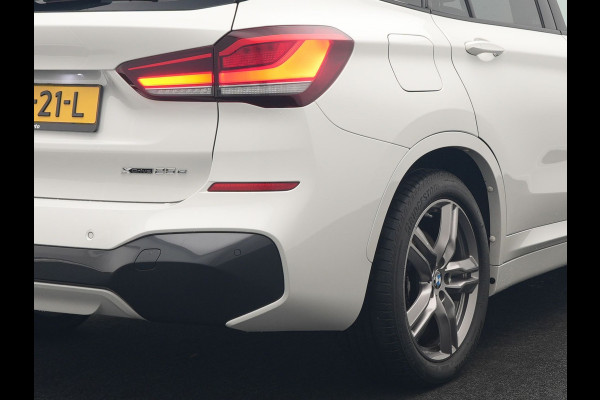 BMW X1 xDrive25e M Sport Plug in Hybrid 221pk Dealer O.H. | PHEV | Panodak | Apple Carplay | Sportstoelen Verwarmd | Sfeerverlichting | LED Koplampen | Navigatie | Cruise Control | DAB | M Stuur |