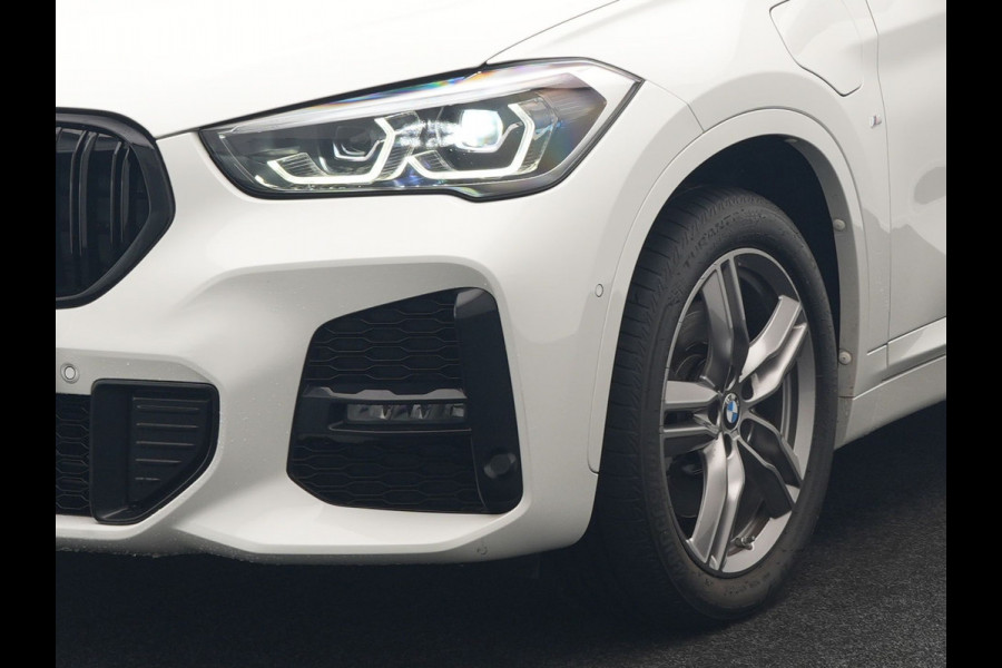 BMW X1 xDrive25e M Sport Plug in Hybrid 221pk Dealer O.H. | PHEV | Panodak | Apple Carplay | Sportstoelen Verwarmd | Sfeerverlichting | LED Koplampen | Navigatie | Cruise Control | DAB | M Stuur |