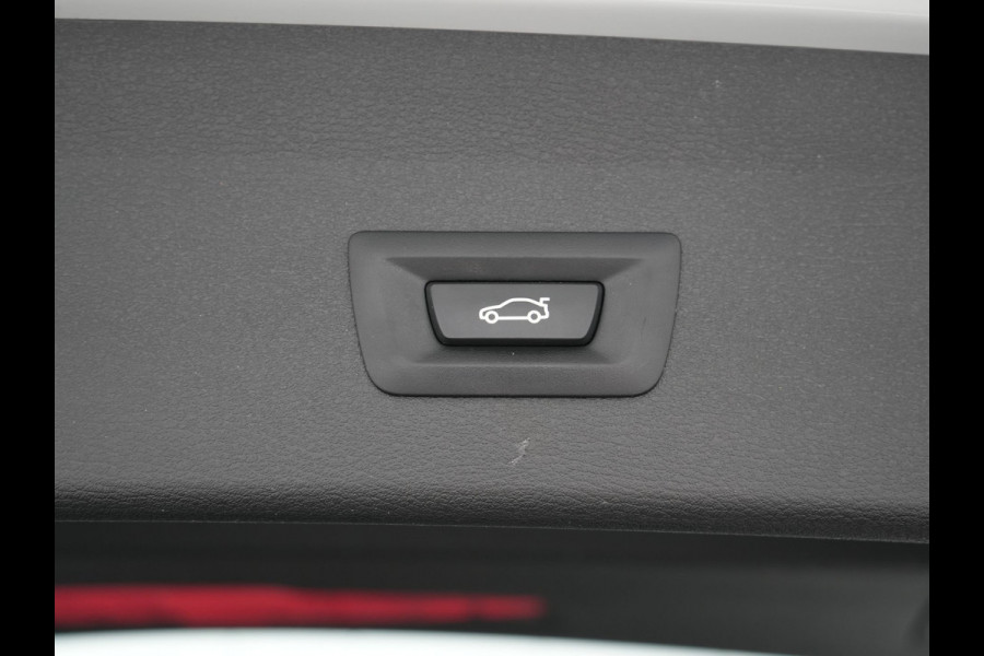 BMW X1 xDrive25e M Sport Plug in Hybrid 221pk Dealer O.H. | PHEV | Panodak | Apple Carplay | Sportstoelen Verwarmd | Sfeerverlichting | LED Koplampen | Navigatie | Cruise Control | DAB | M Stuur |