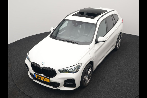 BMW X1 xDrive25e M Sport Plug in Hybrid 221pk Dealer O.H. | PHEV | Panodak | Apple Carplay | Sportstoelen Verwarmd | Sfeerverlichting | LED Koplampen | Navigatie | Cruise Control | DAB | M Stuur |