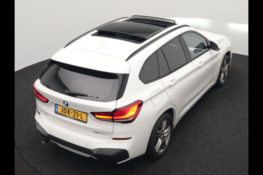 BMW X1 xDrive25e M Sport Plug in Hybrid 221pk Dealer O.H. | PHEV | Panodak | Apple Carplay | Sportstoelen Verwarmd | Sfeerverlichting | LED Koplampen | Navigatie | Cruise Control | DAB | M Stuur |