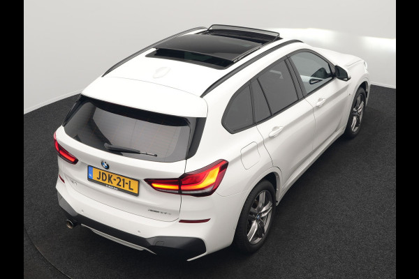 BMW X1 xDrive25e M Sport Plug in Hybrid 221pk Dealer O.H. | PHEV | Panodak | Apple Carplay | Sportstoelen Verwarmd | Sfeerverlichting | LED Koplampen | Navigatie | Cruise Control | DAB | M Stuur |