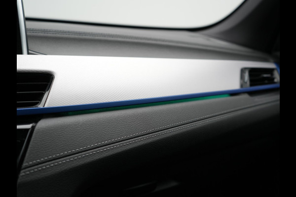 BMW X1 xDrive25e M Sport Plug in Hybrid 221pk Dealer O.H. | PHEV | Panodak | Apple Carplay | Sportstoelen Verwarmd | Sfeerverlichting | LED Koplampen | Navigatie | Cruise Control | DAB | M Stuur |