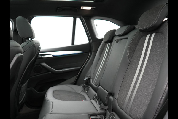 BMW X1 xDrive25e M Sport Plug in Hybrid 221pk Dealer O.H. | PHEV | Panodak | Apple Carplay | Sportstoelen Verwarmd | Sfeerverlichting | LED Koplampen | Navigatie | Cruise Control | DAB | M Stuur |