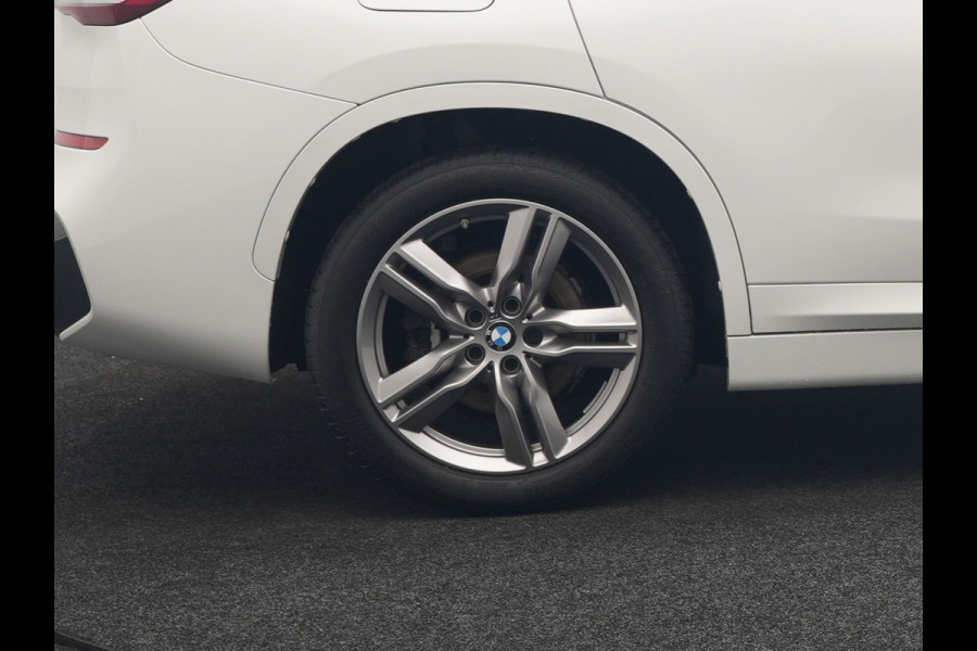 BMW X1 xDrive25e M Sport Plug in Hybrid 221pk Dealer O.H. | PHEV | Panodak | Apple Carplay | Sportstoelen Verwarmd | Sfeerverlichting | LED Koplampen | Navigatie | Cruise Control | DAB | M Stuur |