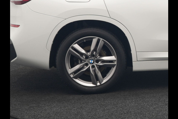 BMW X1 xDrive25e M Sport Plug in Hybrid 221pk Dealer O.H. | PHEV | Panodak | Apple Carplay | Sportstoelen Verwarmd | Sfeerverlichting | LED Koplampen | Navigatie | Cruise Control | DAB | M Stuur |