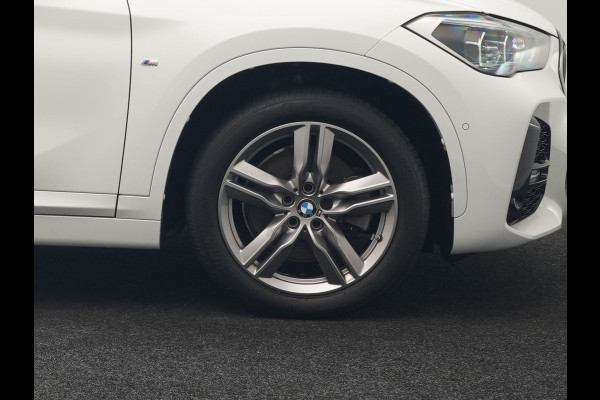 BMW X1 xDrive25e M Sport Plug in Hybrid 221pk Dealer O.H. | PHEV | Panodak | Apple Carplay | Sportstoelen Verwarmd | Sfeerverlichting | LED Koplampen | Navigatie | Cruise Control | DAB | M Stuur |