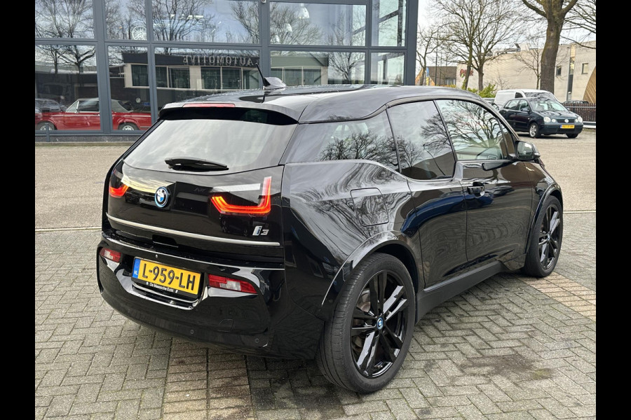 BMW i3 Dark Shadow Edition 120Ah 42 kWh VAN: €21.900,- VOOR: €19.877,- UW EINDEJAARSVOORDEEL: €2.023,- | HARMAN KARDON| ACHTERUITRIJCAMERA| STOELVERWARMING| WARMTEPOMP| COMFORT ACCESS