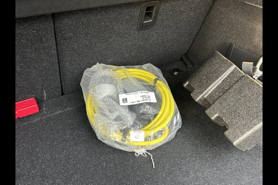 BMW i3 Dark Shadow Edition 120Ah 42 kWh VAN: €21.900,- VOOR: €19.877,- UW EINDEJAARSVOORDEEL: €2.023,- | HARMAN KARDON| ACHTERUITRIJCAMERA| STOELVERWARMING| WARMTEPOMP| COMFORT ACCESS