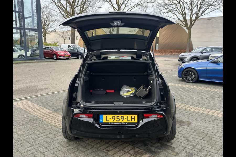 BMW i3 Dark Shadow Edition 120Ah 42 kWh VAN: €21.900,- VOOR: €19.877,- UW EINDEJAARSVOORDEEL: €2.023,- | HARMAN KARDON| ACHTERUITRIJCAMERA| STOELVERWARMING| WARMTEPOMP| COMFORT ACCESS