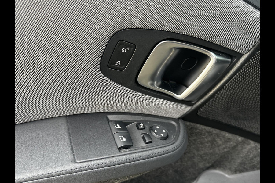 BMW i3 Dark Shadow Edition 120Ah 42 kWh VAN: €21.900,- VOOR: €19.877,- UW EINDEJAARSVOORDEEL: €2.023,- | HARMAN KARDON| ACHTERUITRIJCAMERA| STOELVERWARMING| WARMTEPOMP| COMFORT ACCESS