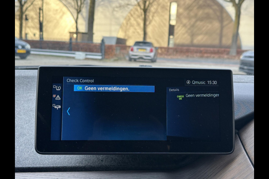 BMW i3 Dark Shadow Edition 120Ah 42 kWh VAN: €21.900,- VOOR: €19.877,- UW EINDEJAARSVOORDEEL: €2.023,- | HARMAN KARDON| ACHTERUITRIJCAMERA| STOELVERWARMING| WARMTEPOMP| COMFORT ACCESS