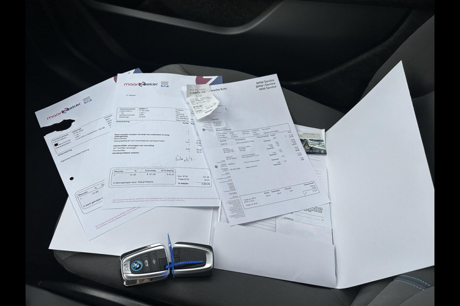 BMW i3 Dark Shadow Edition 120Ah 42 kWh VAN: €21.900,- VOOR: €19.877,- UW EINDEJAARSVOORDEEL: €2.023,- | HARMAN KARDON| ACHTERUITRIJCAMERA| STOELVERWARMING| WARMTEPOMP| COMFORT ACCESS