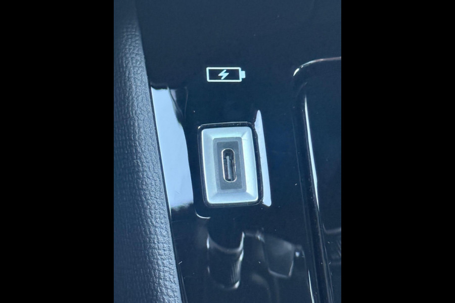 Peugeot e-208 EV GT 350 50 kWh, fase 3, panoramadak, 360 camera, 1/2 lederen sportinterieur,stoelverwarming, parelmoer, 17 inch