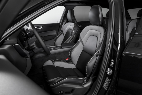 Volvo XC60 2.0 T6 Plug-in hybrid AWD Plus Black Edition | S/K-Panodak | Dig. Cockpit | Adapt. Cruise | Head-up | Memory Stoelen | Elek. Klep | Stoel-+stuurverw. | 360 Camera | NAV+App. Connect | ECC | LM 21" | 1935