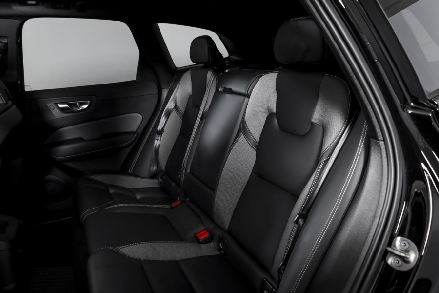 Volvo XC60 2.0 T6 Plug-in hybrid AWD Plus Black Edition | S/K-Panodak | Dig. Cockpit | Adapt. Cruise | Memory Stoelen | Elek. Klep | Stoel-+stuurverw. | 360 Camera | NAV+App. Connect | ECC | LM 21" | 2762