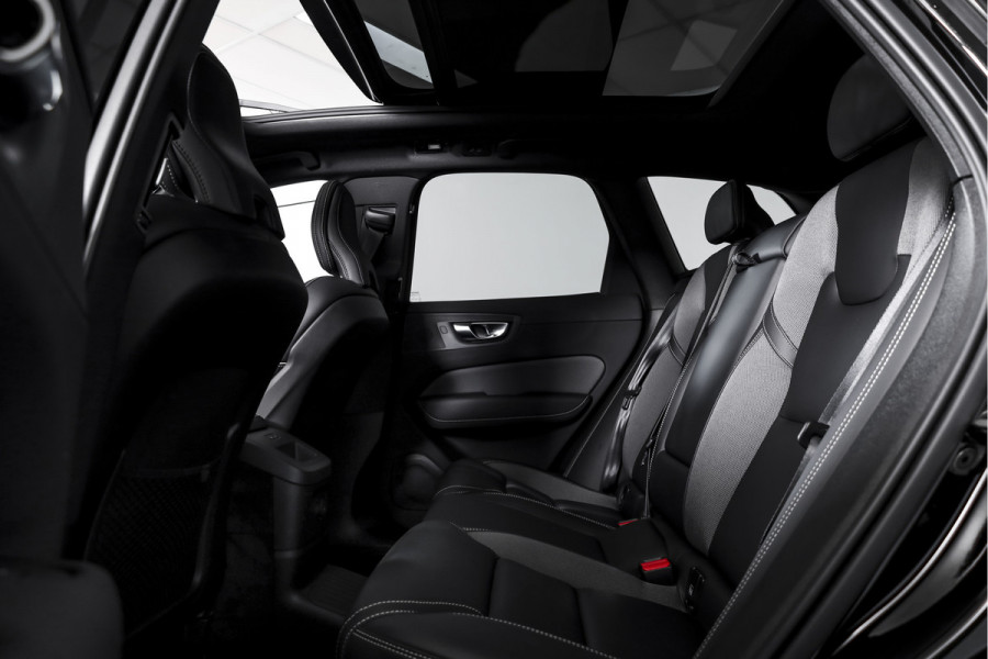 Volvo XC60 2.0 T6 Plug-in hybrid AWD Plus Black Edition | S/K-Panodak | Dig. Cockpit | Adapt. Cruise | Memory Stoelen | Elek. Klep | Stoel-+stuurverw. | 360 Camera | NAV+App. Connect | ECC | LM 21" | 2762