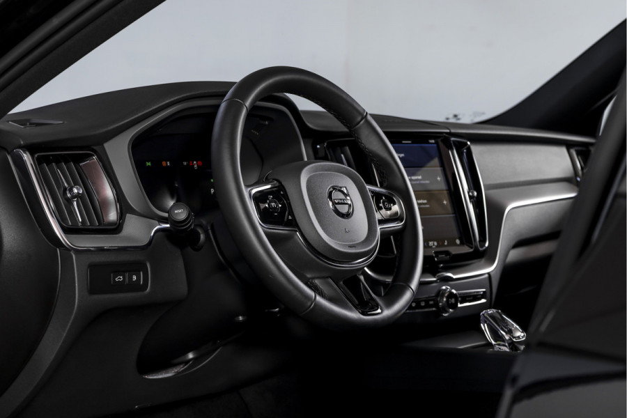Volvo XC60 2.0 T8 Plug-in hybrid AWD Plus Black Edition | Elek. Trekhaak | S/K-Panodak | Harman/Kardon | Dig. Cockpit | Adapt. Cruise | Memory Stoelen | Elek. Klep | Stoel-+stuurverw. | 360 Camera | NAV+App. Connect | ECC | LM 21" | 0348
