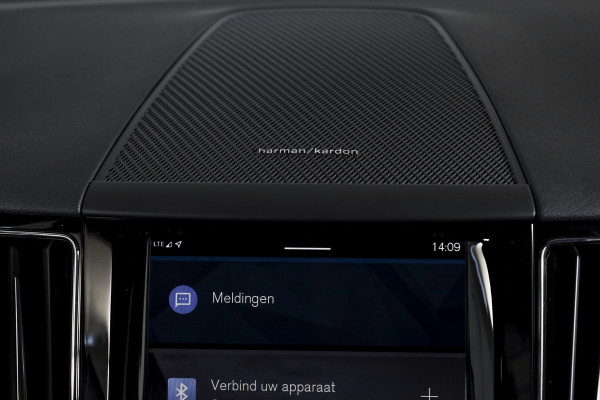 Volvo XC60 2.0 T8 Plug-in hybrid AWD Plus Black Edition | Elek. Trekhaak | S/K-Panodak | Harman/Kardon | Dig. Cockpit | Adapt. Cruise | Memory Stoelen | Elek. Klep | Stoel-+stuurverw. | 360 Camera | NAV+App. Connect | ECC | LM 21" | 0348