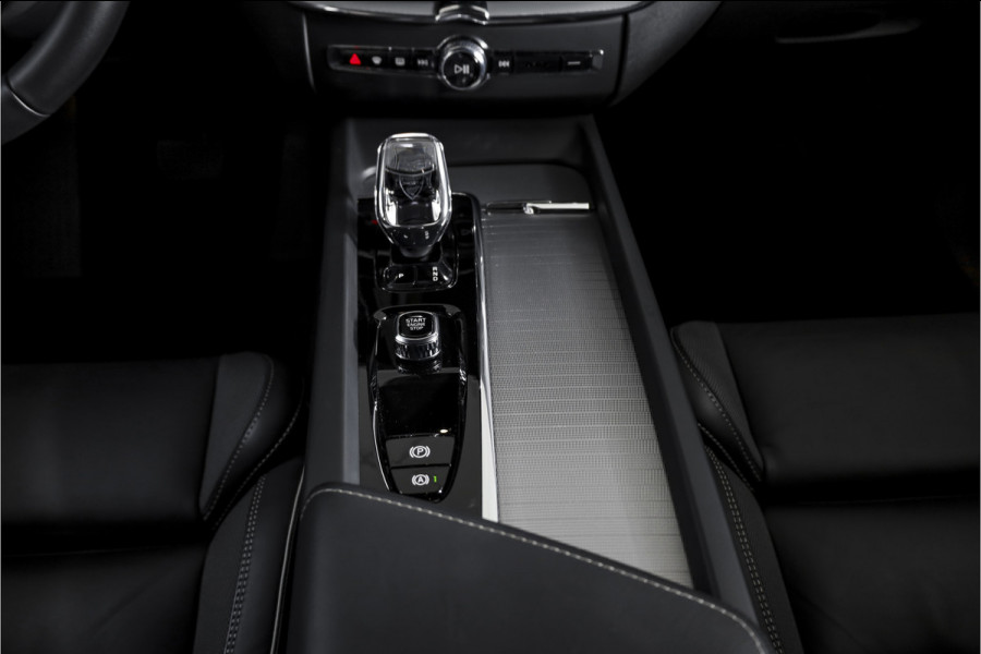 Volvo XC60 2.0 T8 Plug-in hybrid AWD Plus Black Edition | Elek. Trekhaak | S/K-Panodak | Harman/Kardon | Dig. Cockpit | Adapt. Cruise | Memory Stoelen | Elek. Klep | Stoel-+stuurverw. | 360 Camera | NAV+App. Connect | ECC | LM 21" | 0348