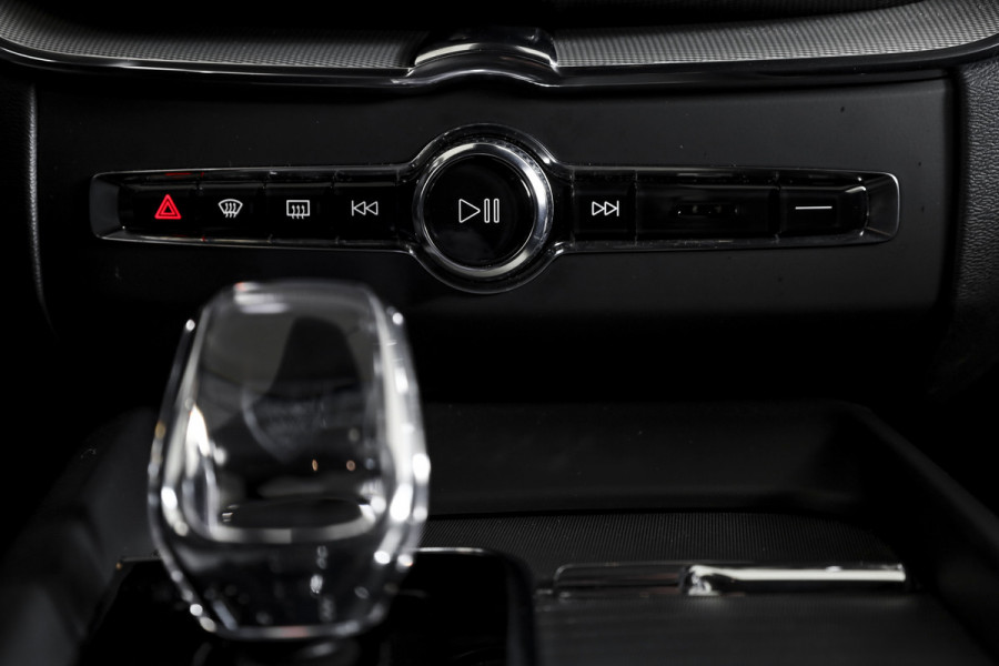 Volvo XC60 2.0 T8 Plug-in hybrid AWD Plus Black Edition | Elek. Trekhaak | S/K-Panodak | Harman/Kardon | Dig. Cockpit | Adapt. Cruise | Memory Stoelen | Elek. Klep | Stoel-+stuurverw. | 360 Camera | NAV+App. Connect | ECC | LM 21" | 0348