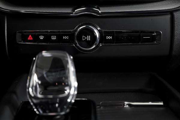 Volvo XC60 2.0 T8 Plug-in hybrid AWD Plus Black Edition | Elek. Trekhaak | S/K-Panodak | Harman/Kardon | Dig. Cockpit | Adapt. Cruise | Memory Stoelen | Elek. Klep | Stoel-+stuurverw. | 360 Camera | NAV+App. Connect | ECC | LM 21" | 0348